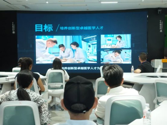 亲身感受大学的育人环境和深厚底蕴