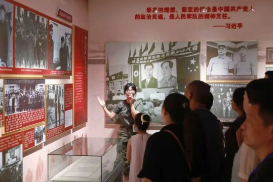 但比天气更炙热的是2026级新生家长