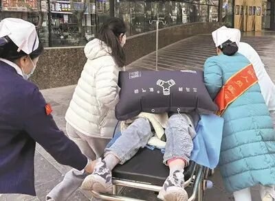 军医挺身救乘客